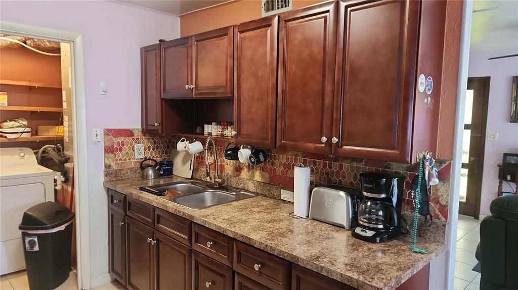 合同活跃: $290,000 (3 贝兹, 1 浴室, 1050 平方英尺)