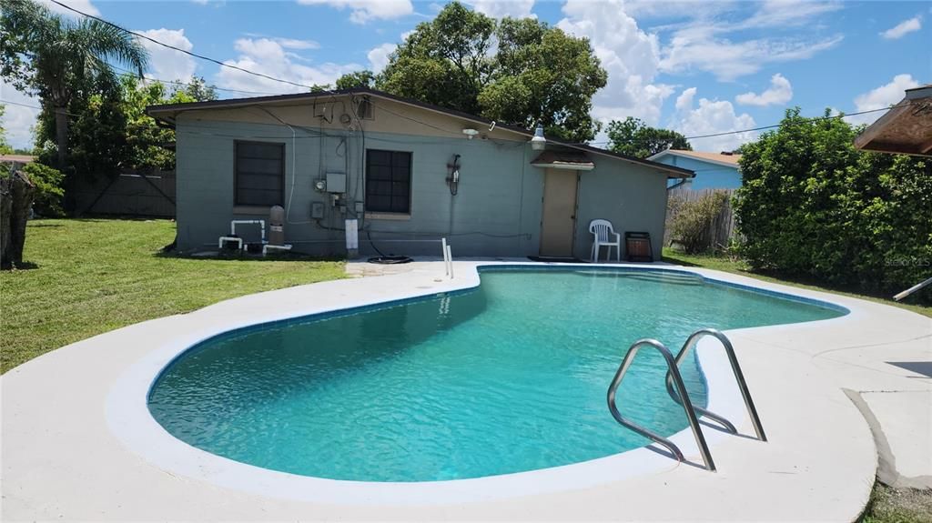 合同活跃: $290,000 (3 贝兹, 1 浴室, 1050 平方英尺)