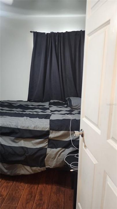 合同活跃: $290,000 (3 贝兹, 1 浴室, 1050 平方英尺)