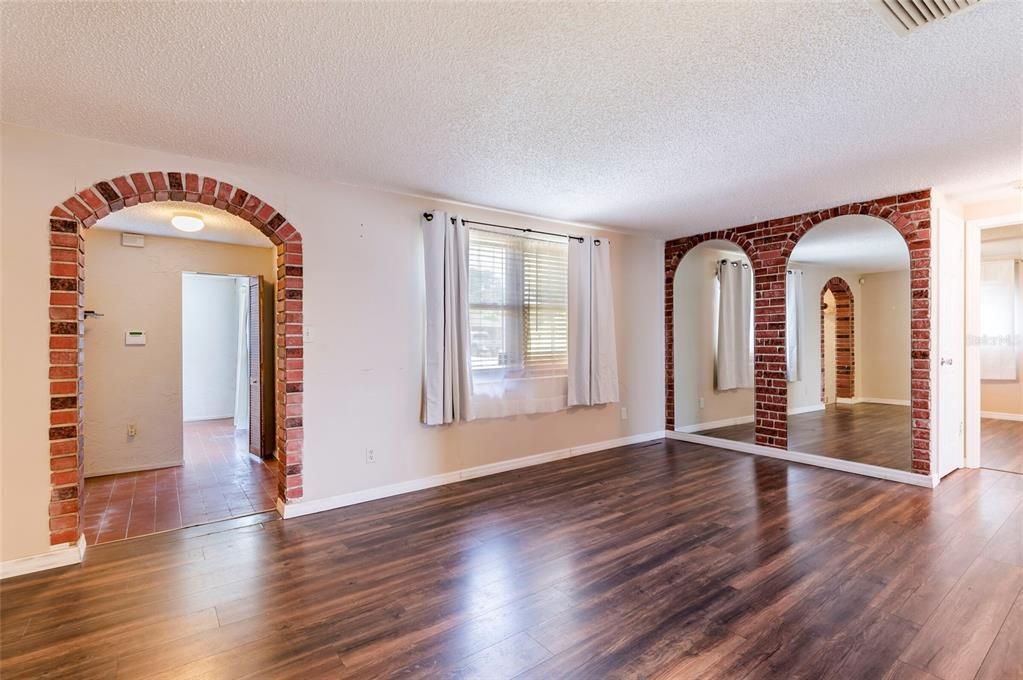 For Sale: $287,000 (3 beds, 2 baths, 1517 Square Feet)