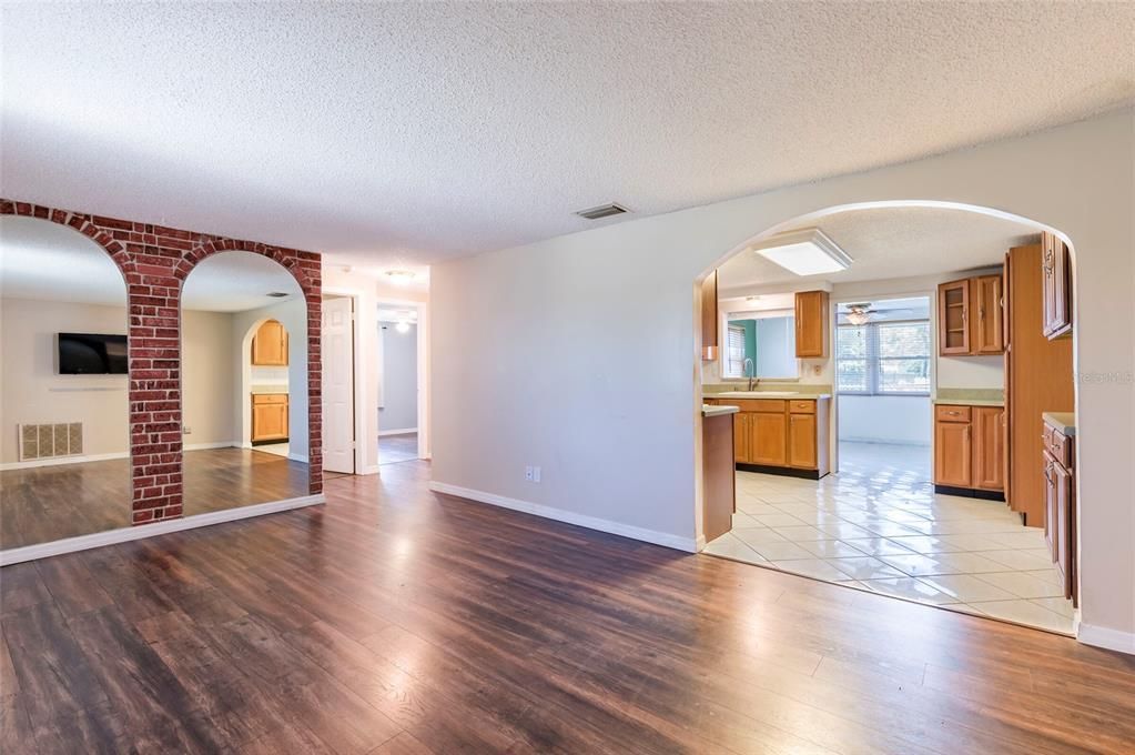 For Sale: $287,000 (3 beds, 2 baths, 1517 Square Feet)