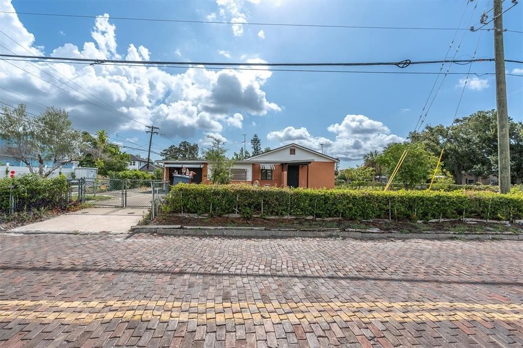 Activo con contrato: $275,000 (2 camas, 1 baños, 874 Pies cuadrados)