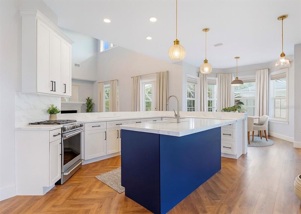 Activo con contrato: $889,900 (3 camas, 3 baños, 3585 Pies cuadrados)