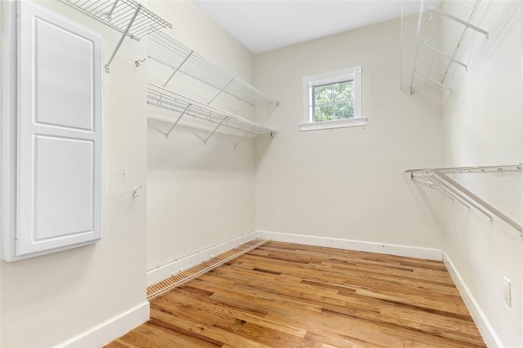 Activo con contrato: $889,900 (3 camas, 3 baños, 3585 Pies cuadrados)