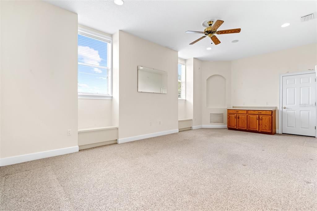 Activo con contrato: $889,900 (3 camas, 3 baños, 3585 Pies cuadrados)