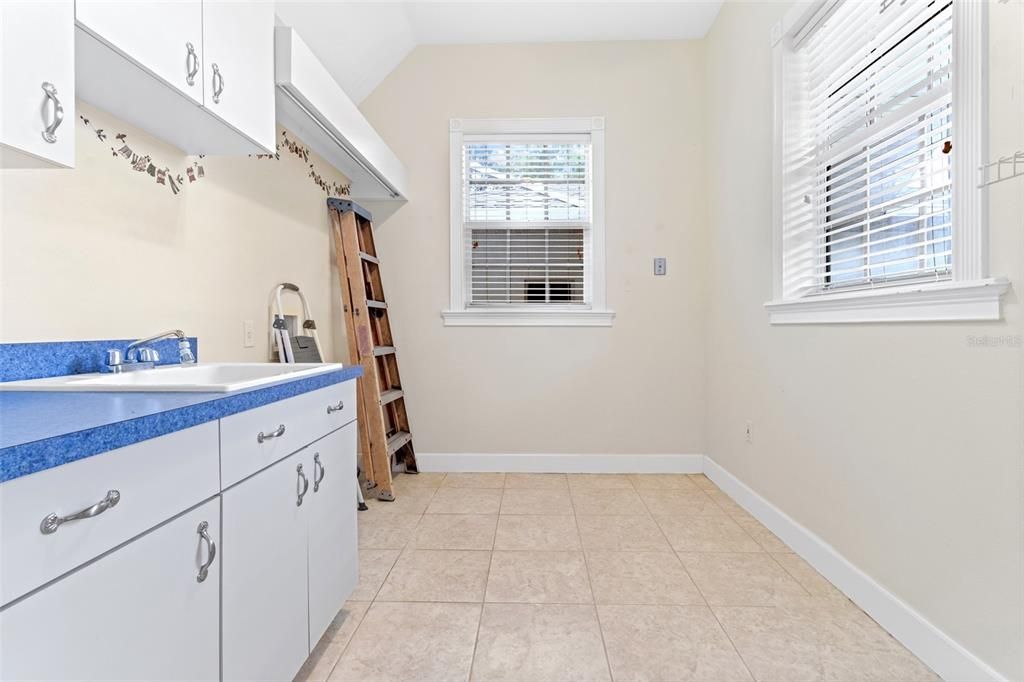 Activo con contrato: $889,900 (3 camas, 3 baños, 3585 Pies cuadrados)