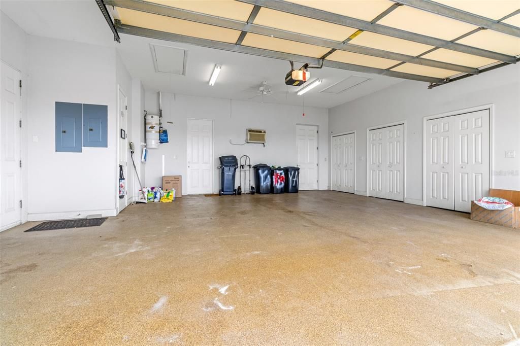 Activo con contrato: $889,900 (3 camas, 3 baños, 3585 Pies cuadrados)