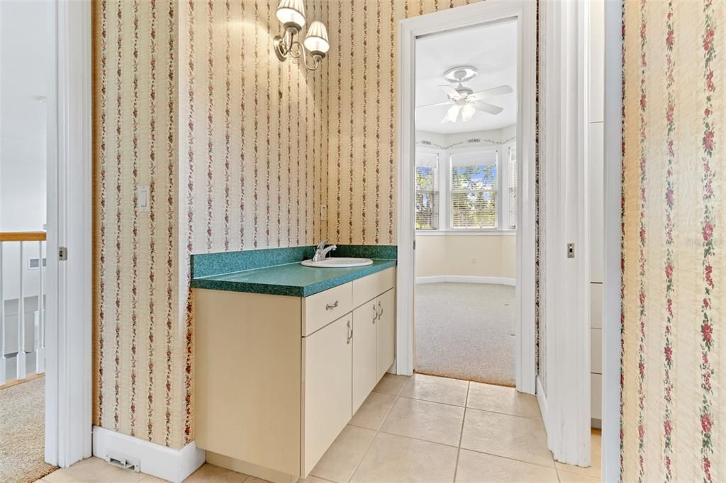 Activo con contrato: $889,900 (3 camas, 3 baños, 3585 Pies cuadrados)