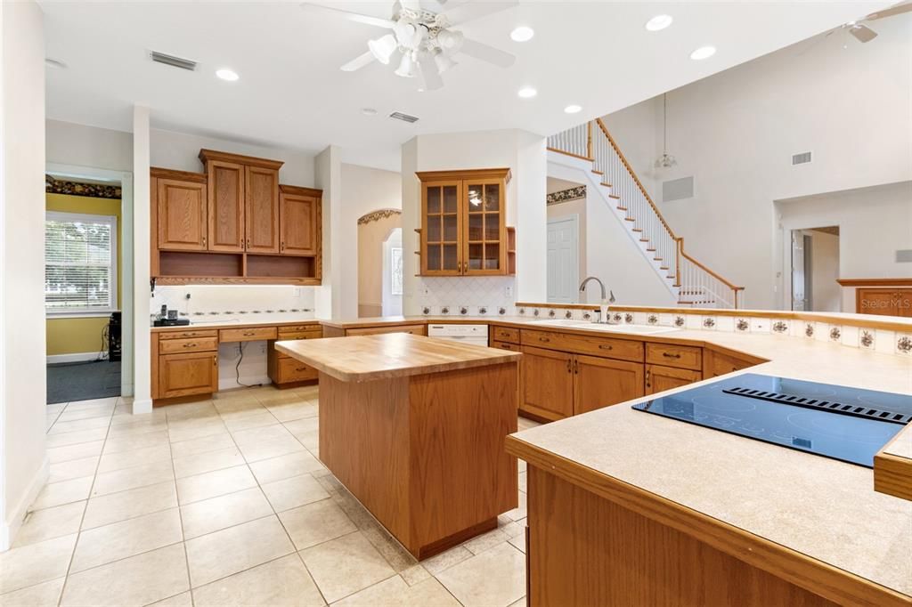 Activo con contrato: $889,900 (3 camas, 3 baños, 3585 Pies cuadrados)