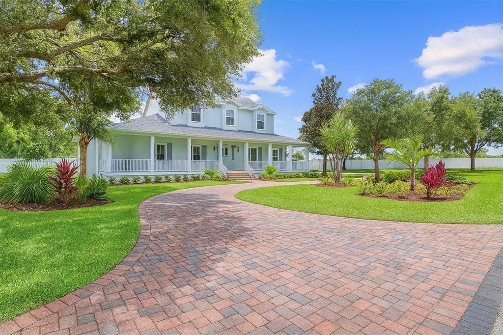 Activo con contrato: $889,900 (3 camas, 3 baños, 3585 Pies cuadrados)