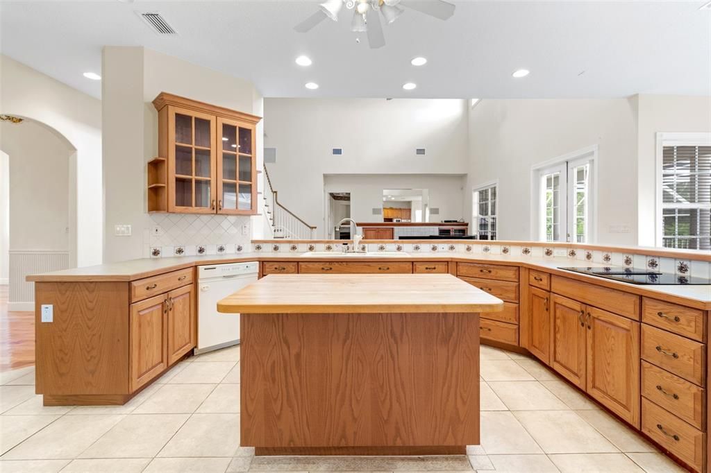 Activo con contrato: $889,900 (3 camas, 3 baños, 3585 Pies cuadrados)