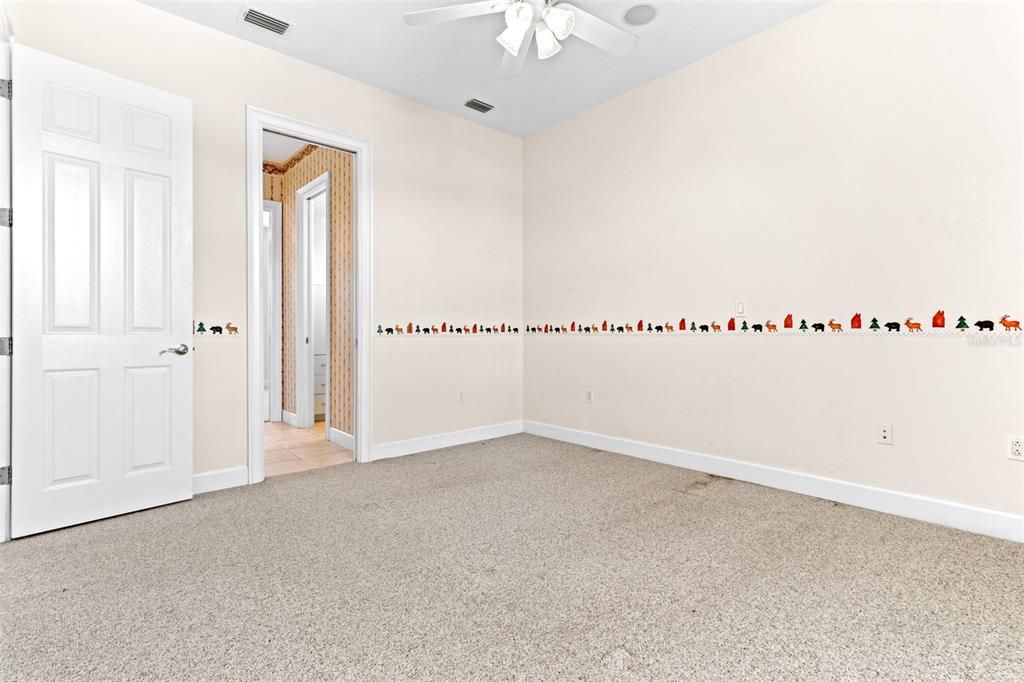 Activo con contrato: $889,900 (3 camas, 3 baños, 3585 Pies cuadrados)