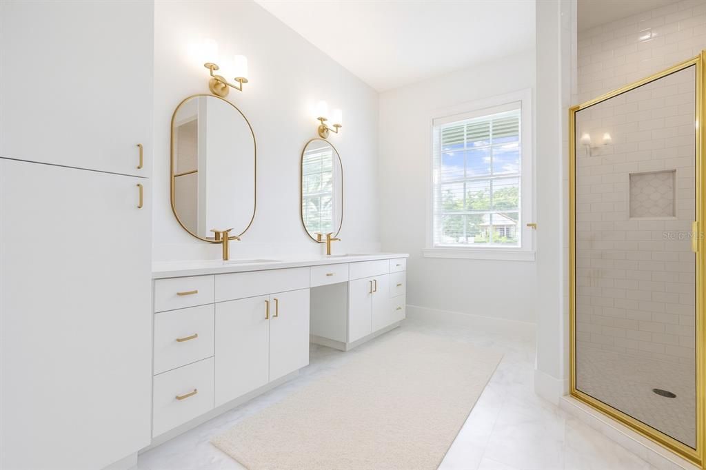 Activo con contrato: $889,900 (3 camas, 3 baños, 3585 Pies cuadrados)