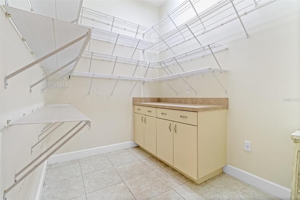 Activo con contrato: $889,900 (3 camas, 3 baños, 3585 Pies cuadrados)