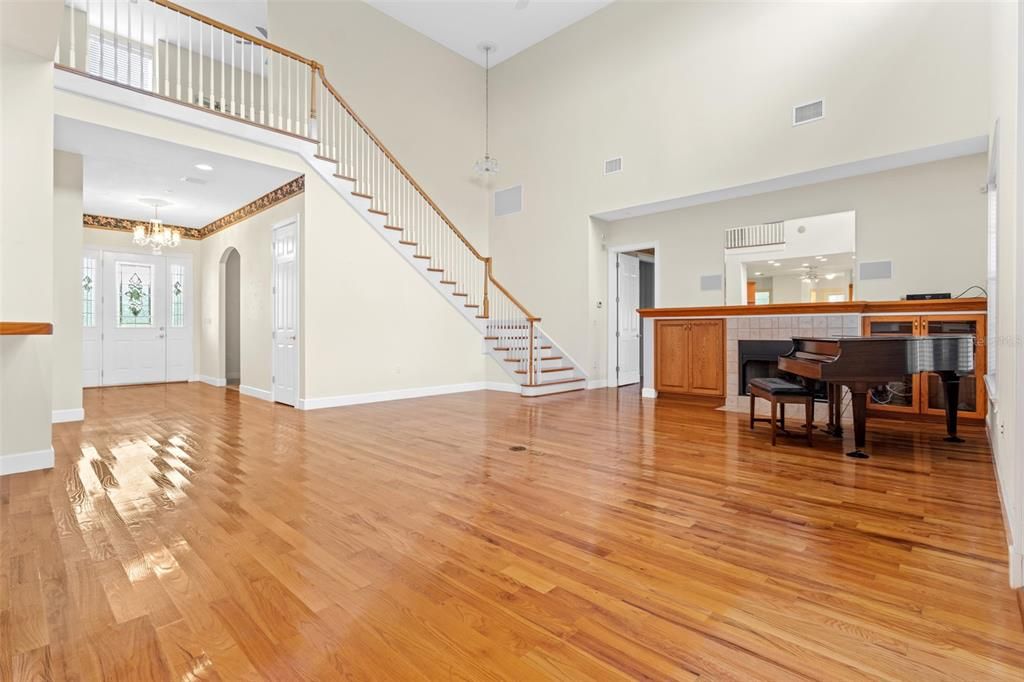 Activo con contrato: $889,900 (3 camas, 3 baños, 3585 Pies cuadrados)