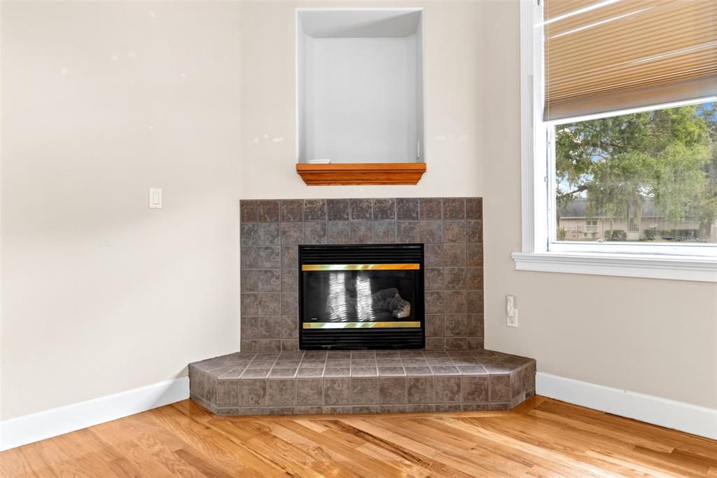 Activo con contrato: $889,900 (3 camas, 3 baños, 3585 Pies cuadrados)