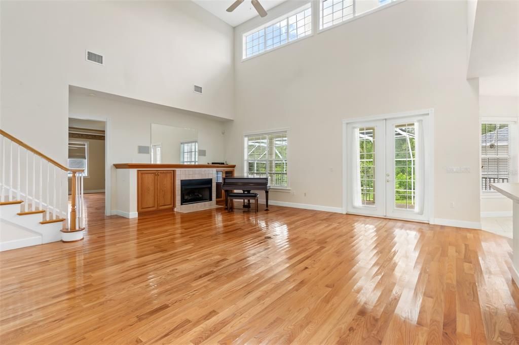 Activo con contrato: $889,900 (3 camas, 3 baños, 3585 Pies cuadrados)