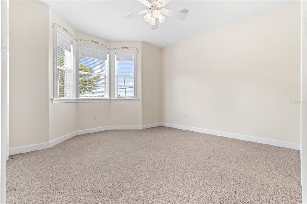 Activo con contrato: $889,900 (3 camas, 3 baños, 3585 Pies cuadrados)