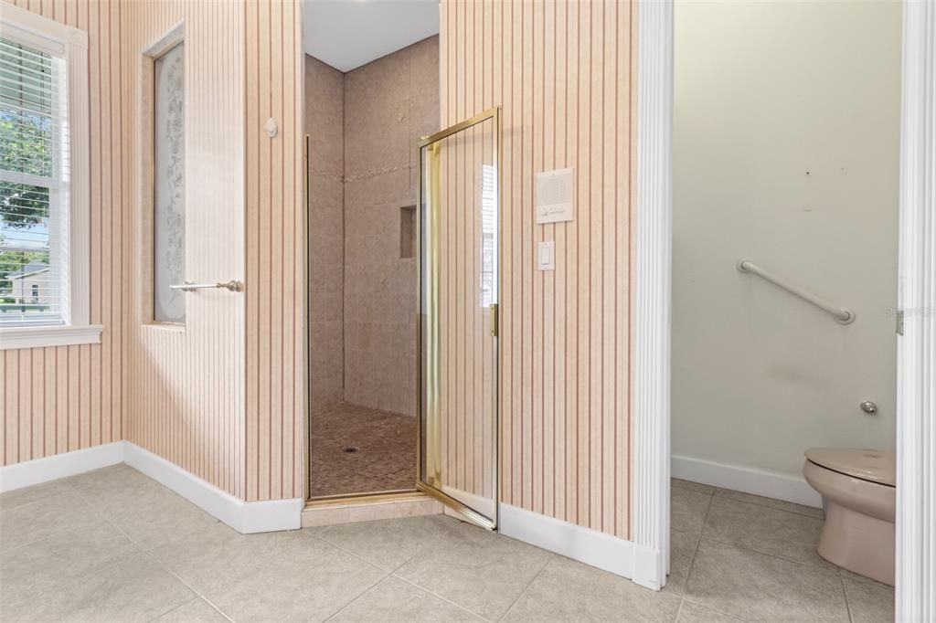 Activo con contrato: $889,900 (3 camas, 3 baños, 3585 Pies cuadrados)