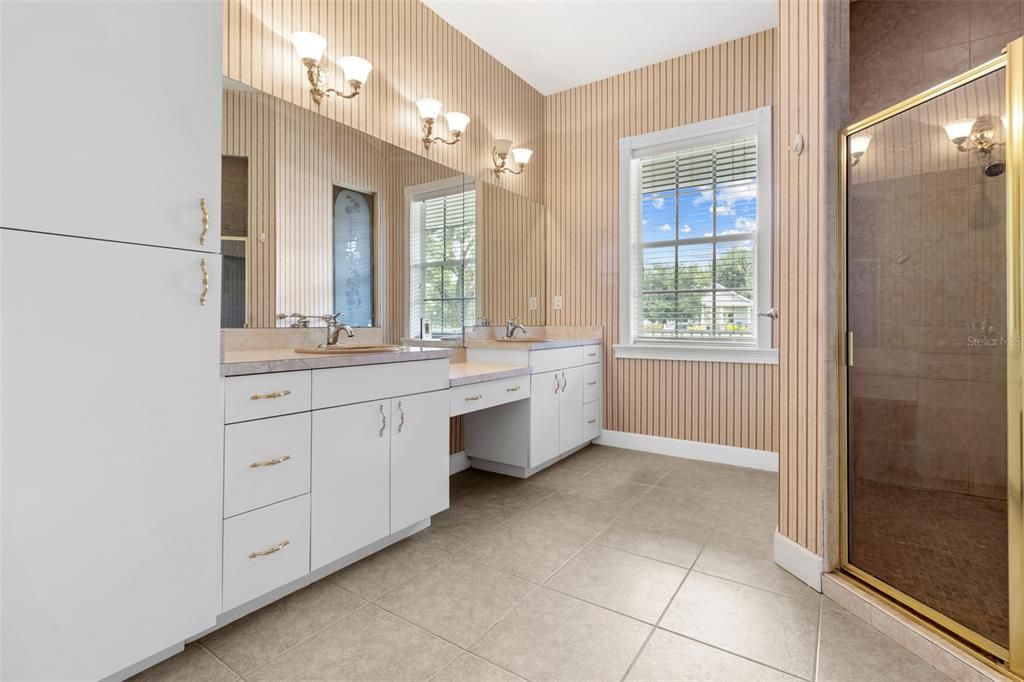 Activo con contrato: $889,900 (3 camas, 3 baños, 3585 Pies cuadrados)