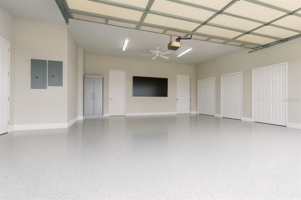 Activo con contrato: $889,900 (3 camas, 3 baños, 3585 Pies cuadrados)