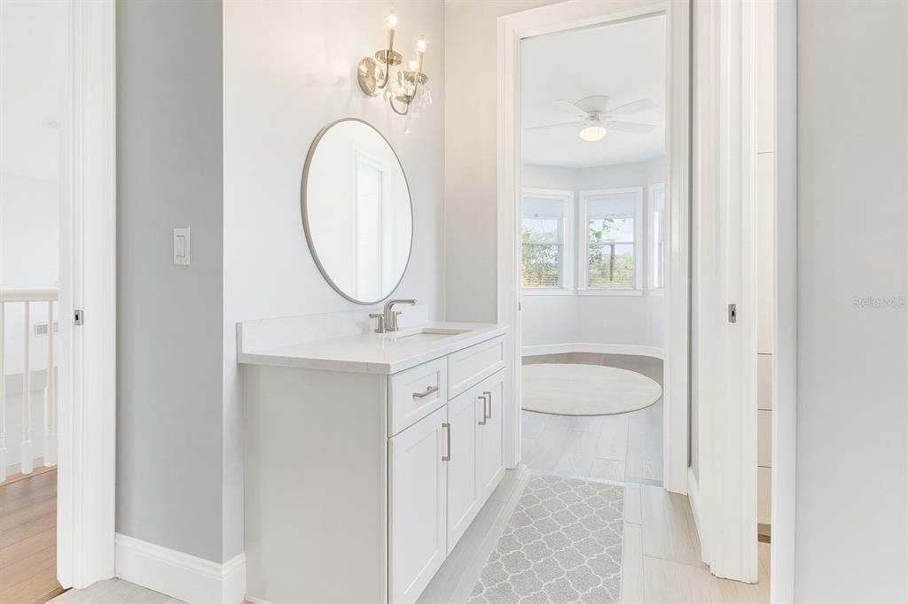 Activo con contrato: $889,900 (3 camas, 3 baños, 3585 Pies cuadrados)