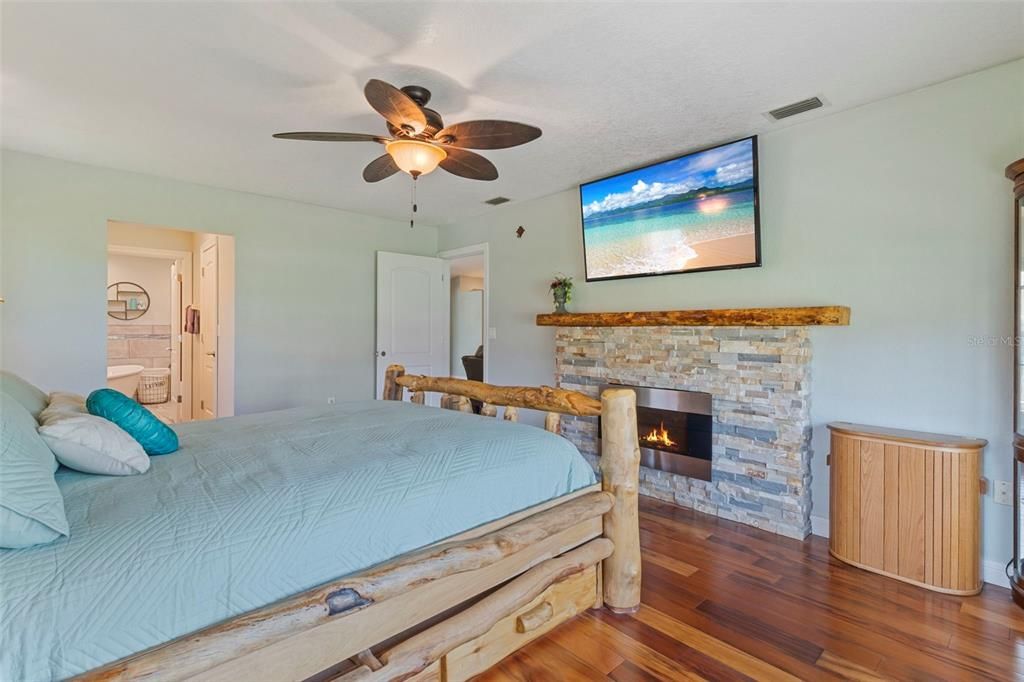 Active With Contract: $406,000 (3 beds, 2 baths, 1957 Square Feet)