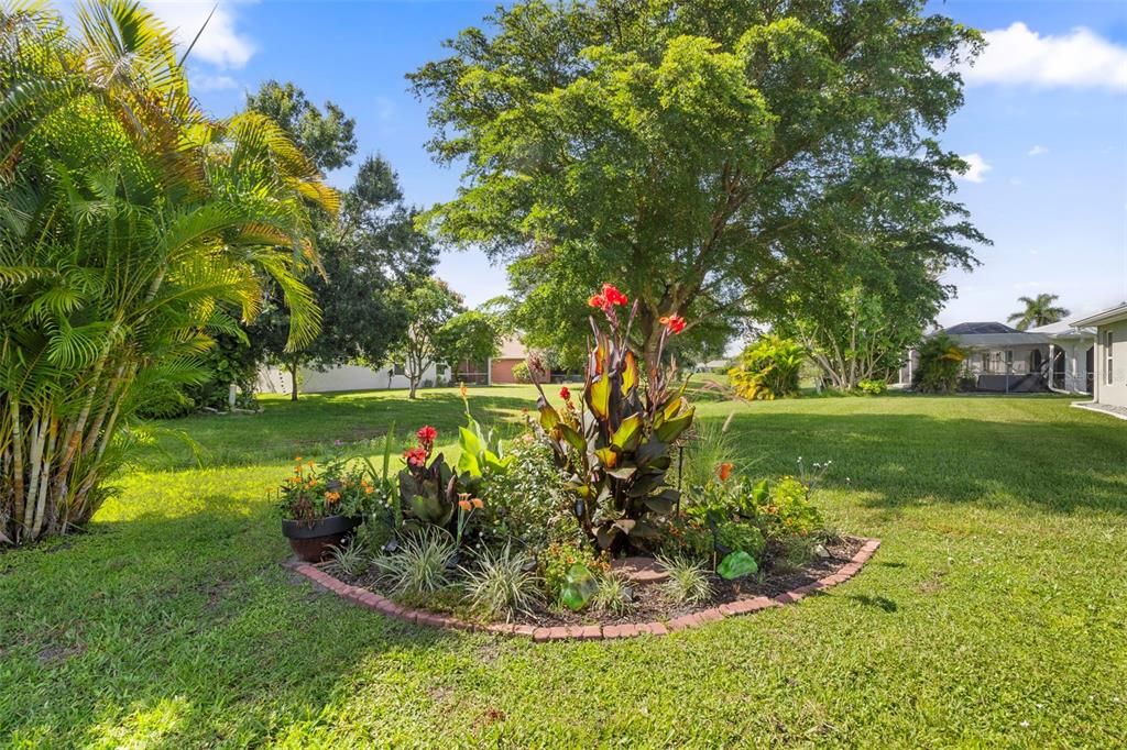 Active With Contract: $406,000 (3 beds, 2 baths, 1957 Square Feet)