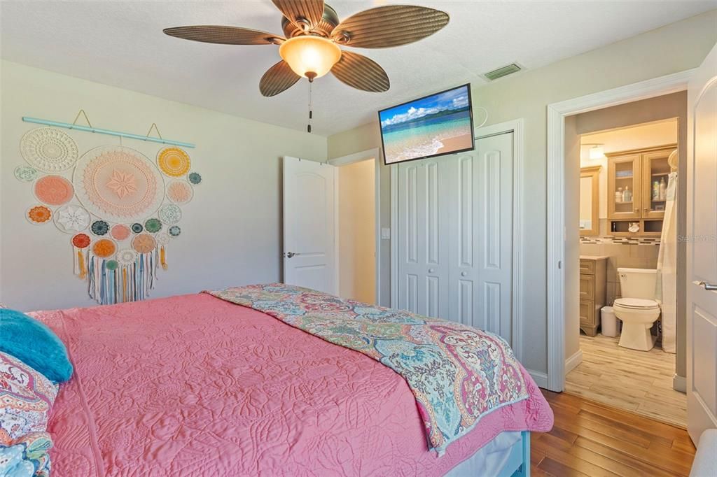 Active With Contract: $406,000 (3 beds, 2 baths, 1957 Square Feet)