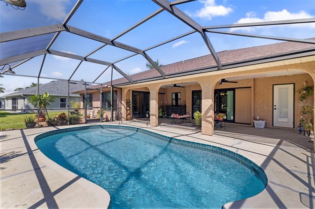 Active With Contract: $406,000 (3 beds, 2 baths, 1957 Square Feet)