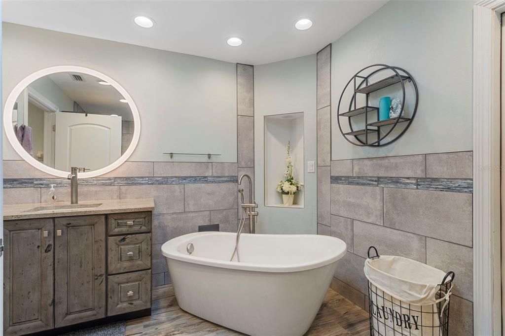 Active With Contract: $406,000 (3 beds, 2 baths, 1957 Square Feet)