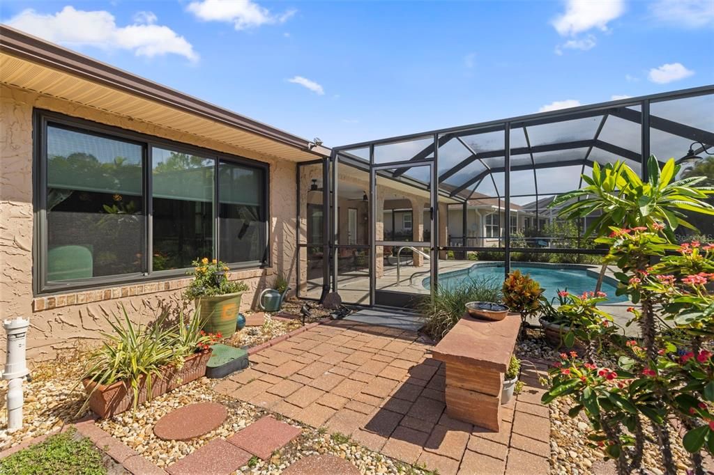 Active With Contract: $406,000 (3 beds, 2 baths, 1957 Square Feet)