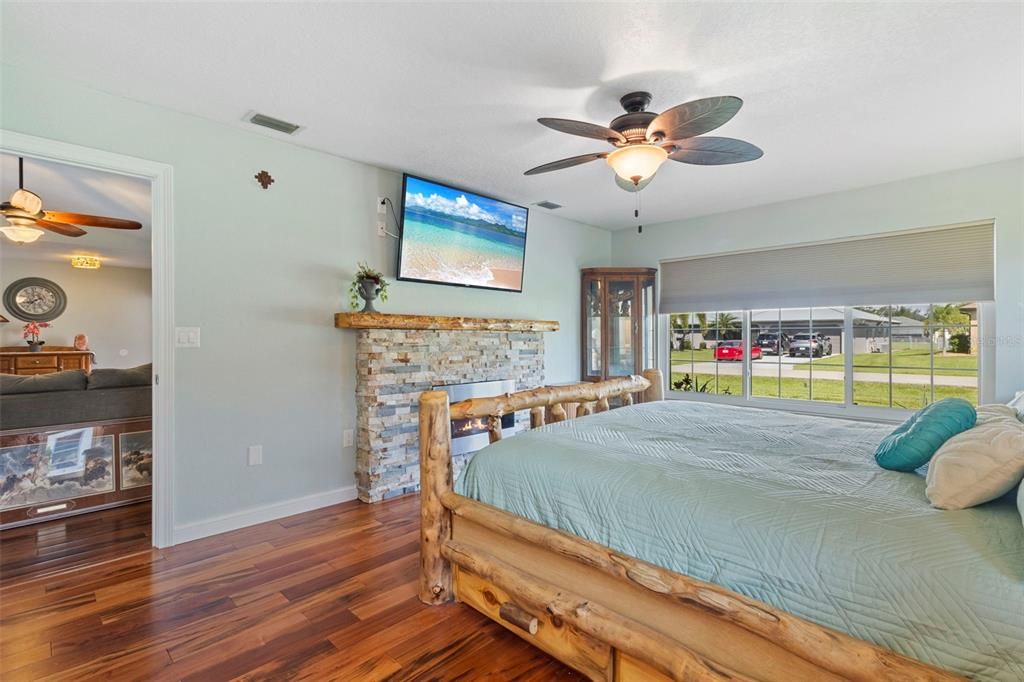 Active With Contract: $406,000 (3 beds, 2 baths, 1957 Square Feet)