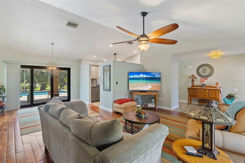 Active With Contract: $406,000 (3 beds, 2 baths, 1957 Square Feet)