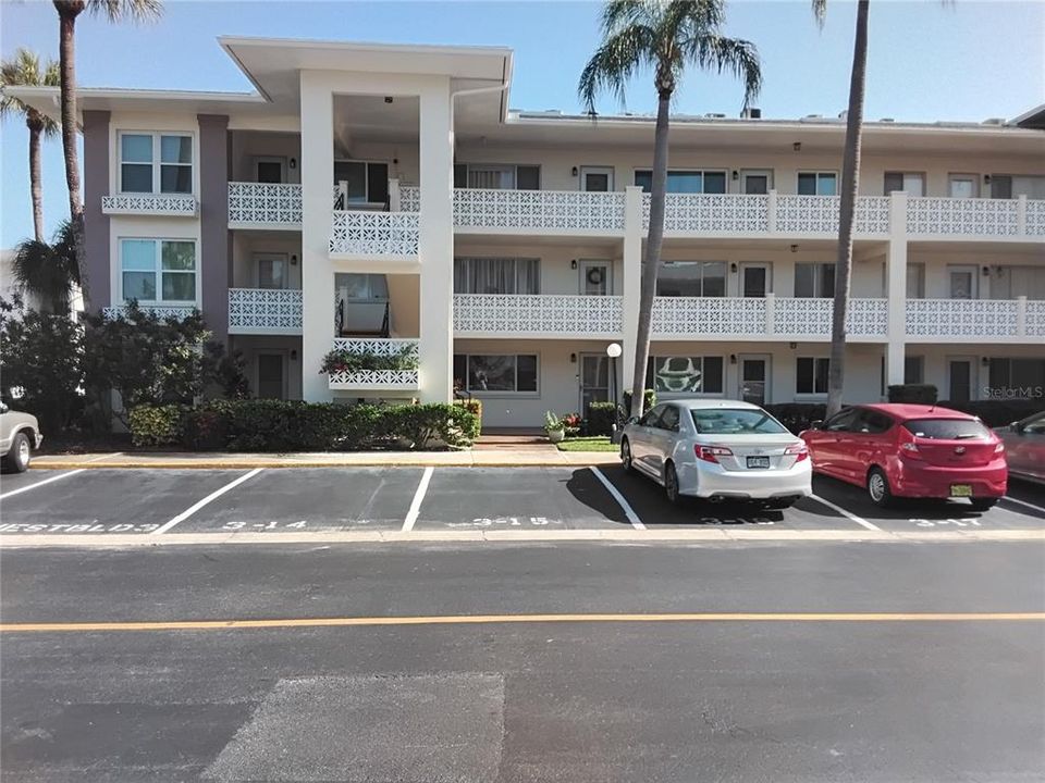 Active With Contract: $1,800 (1 beds, 1 baths, 840 Square Feet)