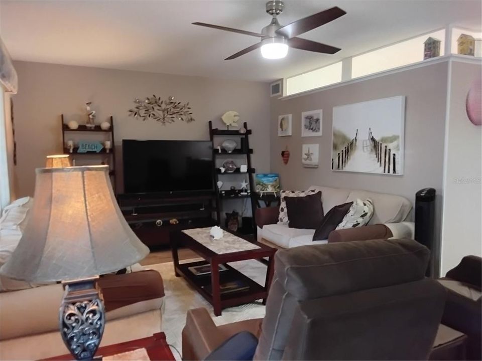 Active With Contract: $1,800 (1 beds, 1 baths, 840 Square Feet)