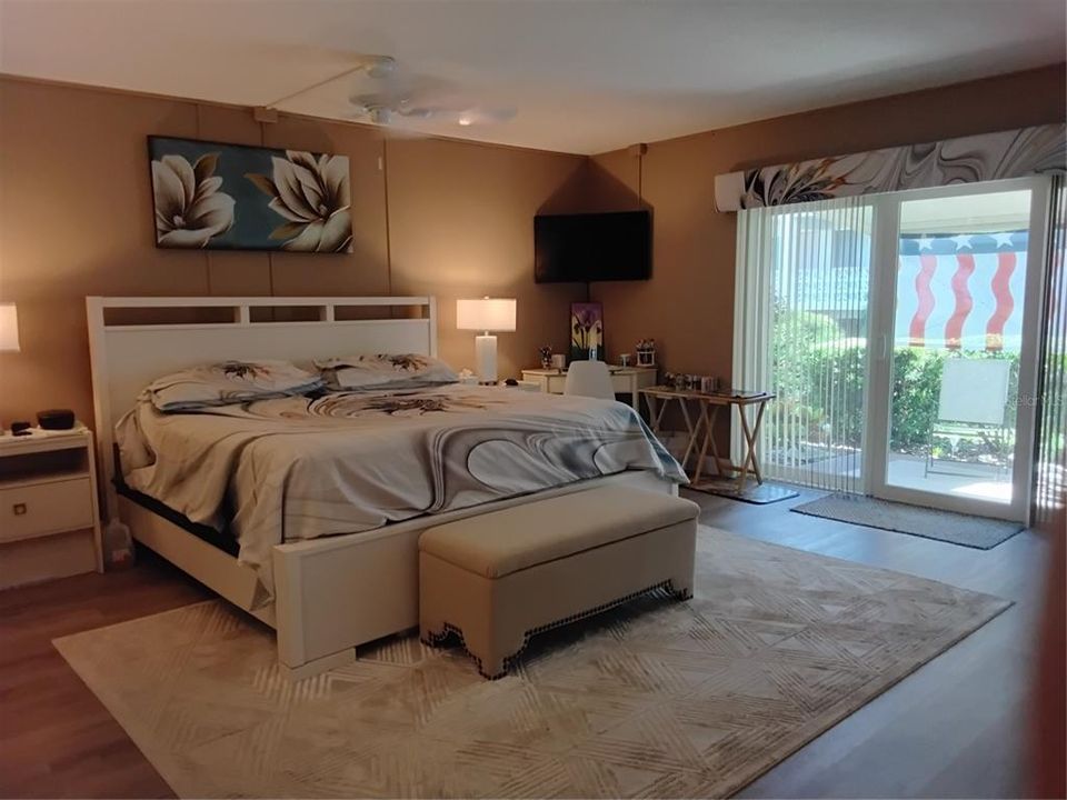 Active With Contract: $1,800 (1 beds, 1 baths, 840 Square Feet)