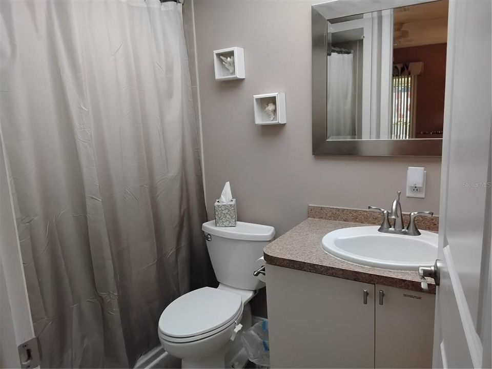 Active With Contract: $1,800 (1 beds, 1 baths, 840 Square Feet)