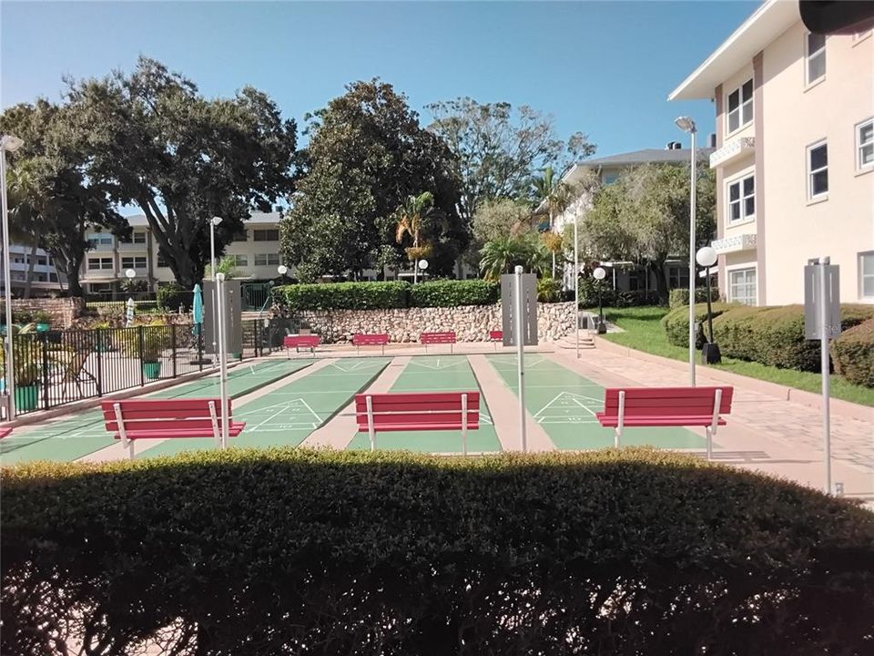 Active With Contract: $1,800 (1 beds, 1 baths, 840 Square Feet)