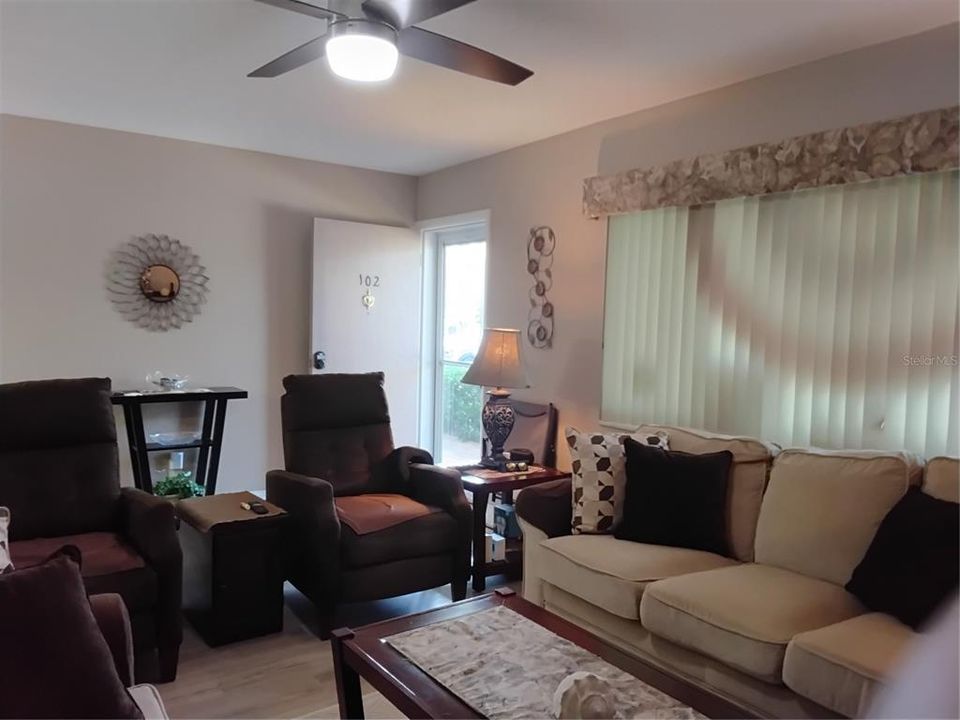 Active With Contract: $1,800 (1 beds, 1 baths, 840 Square Feet)