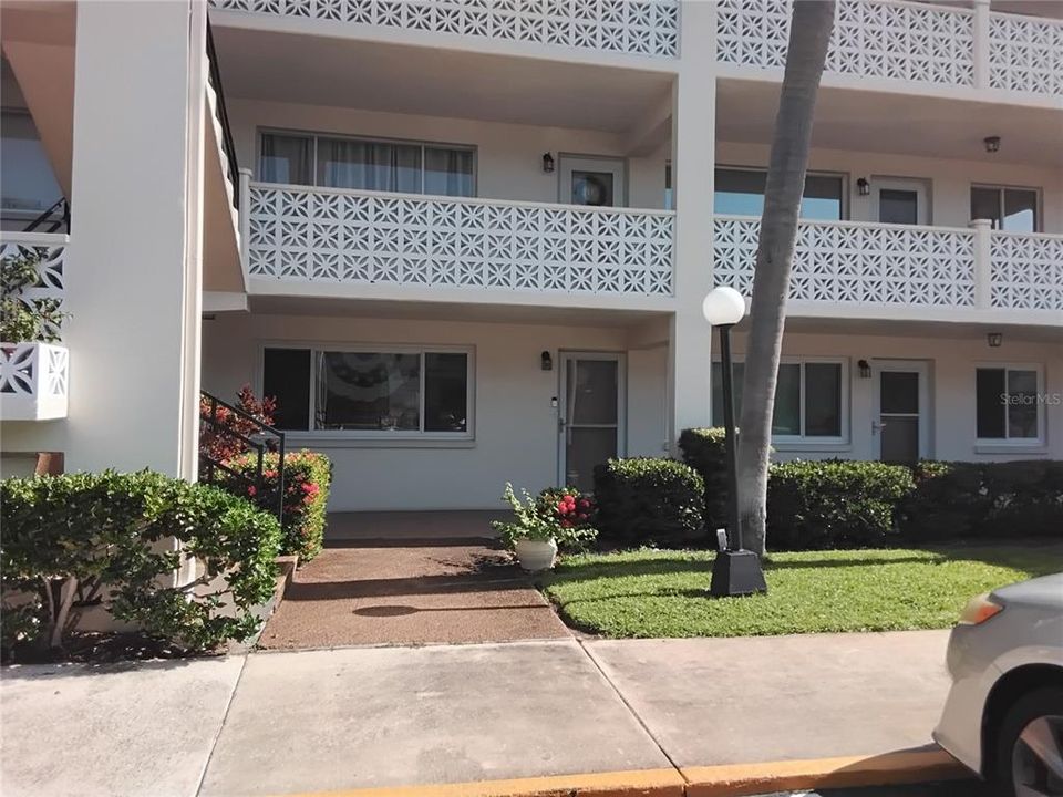 Active With Contract: $1,800 (1 beds, 1 baths, 840 Square Feet)