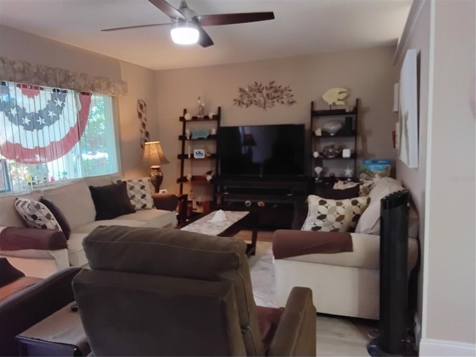 Active With Contract: $1,800 (1 beds, 1 baths, 840 Square Feet)