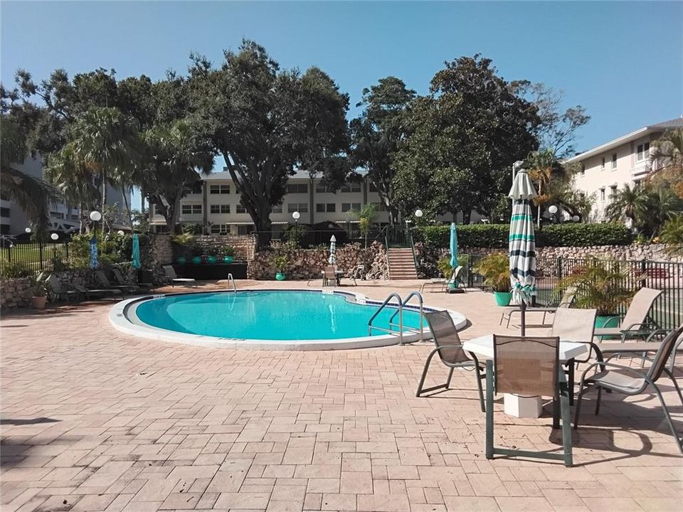 Active With Contract: $1,800 (1 beds, 1 baths, 840 Square Feet)