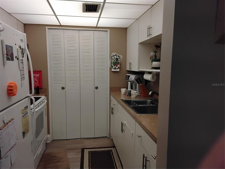 Active With Contract: $1,800 (1 beds, 1 baths, 840 Square Feet)