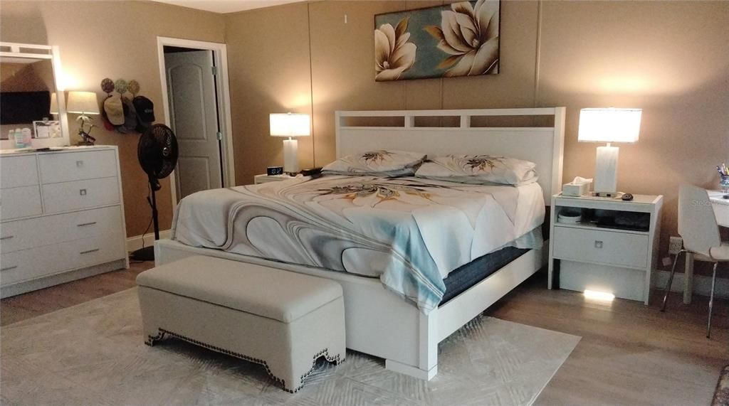 Active With Contract: $1,800 (1 beds, 1 baths, 840 Square Feet)