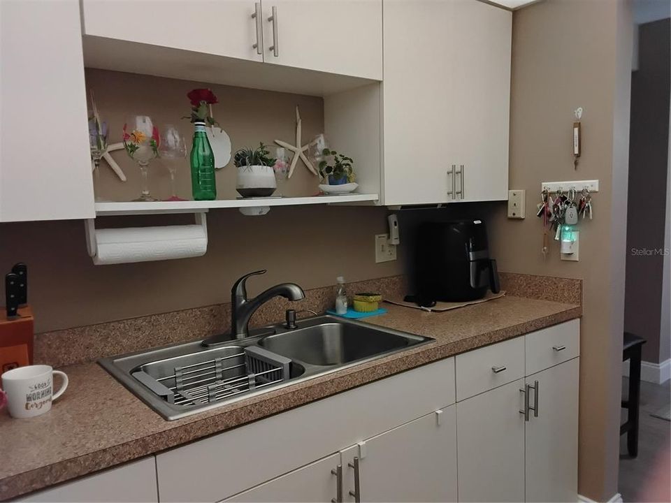 Active With Contract: $1,800 (1 beds, 1 baths, 840 Square Feet)