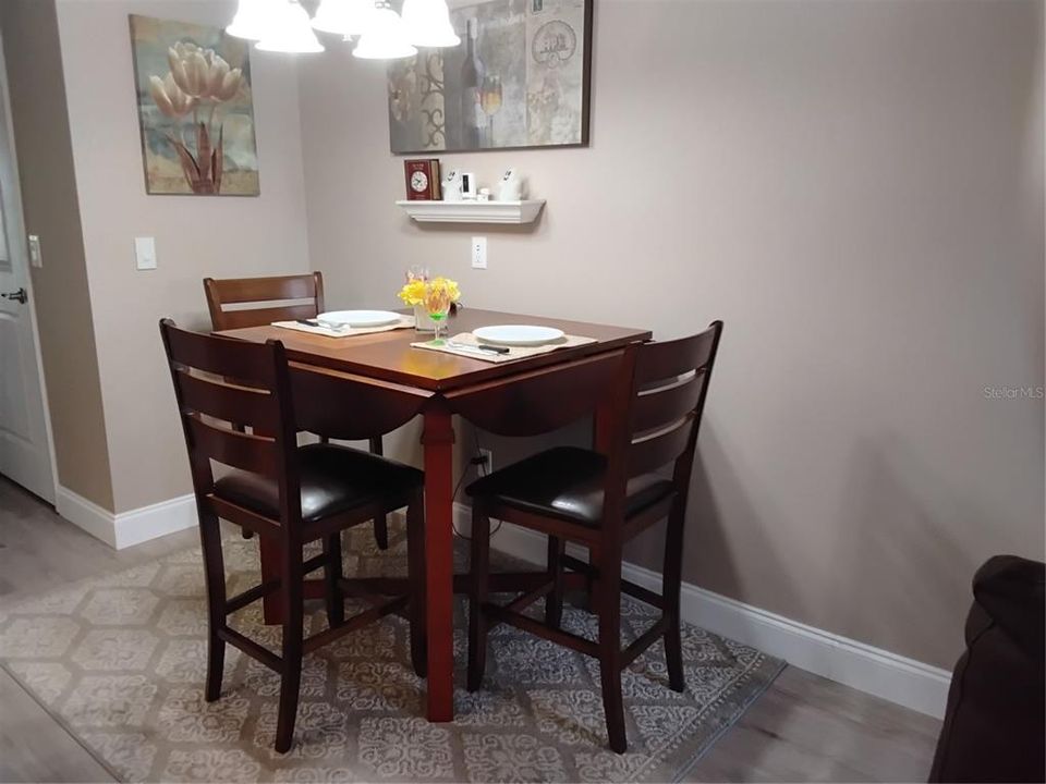 Active With Contract: $1,800 (1 beds, 1 baths, 840 Square Feet)