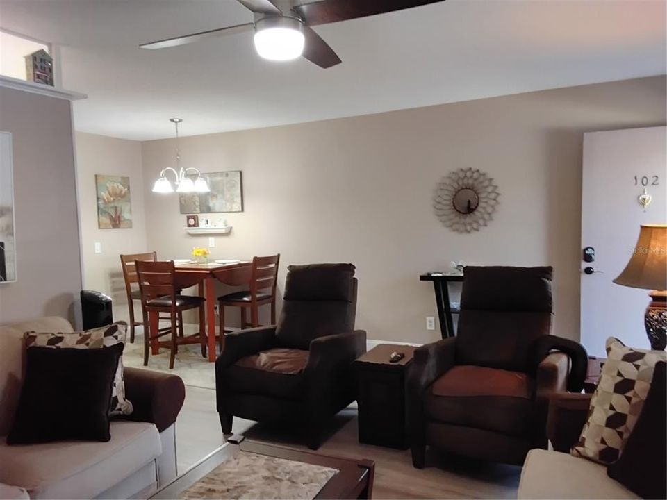 Active With Contract: $1,800 (1 beds, 1 baths, 840 Square Feet)