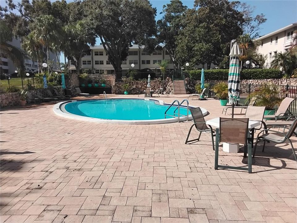 Active With Contract: $1,800 (1 beds, 1 baths, 840 Square Feet)