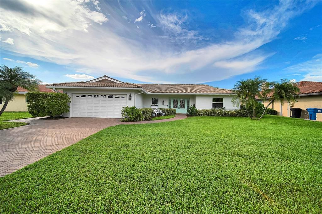 Vendido Recientemente: $1,399,000 (3 camas, 2 baños, 2592 Pies cuadrados)